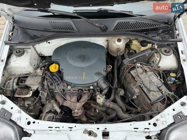 Белый Рено Clio Symbol, объемом двигателя 1.4 л и пробегом 350 тыс. км за 1850 $, фото 14 на Automoto.ua