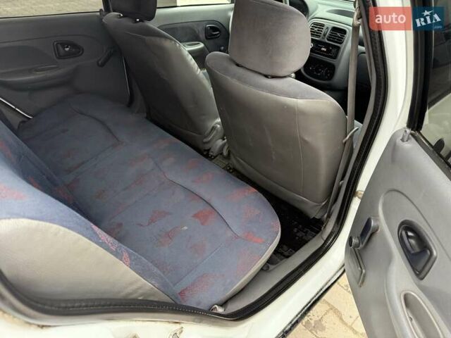 Белый Рено Clio Symbol, объемом двигателя 1.4 л и пробегом 350 тыс. км за 1850 $, фото 12 на Automoto.ua