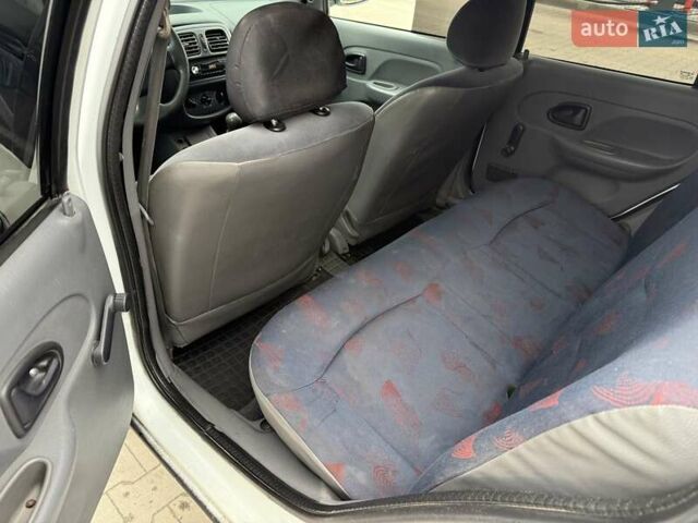 Белый Рено Clio Symbol, объемом двигателя 1.4 л и пробегом 350 тыс. км за 1850 $, фото 11 на Automoto.ua