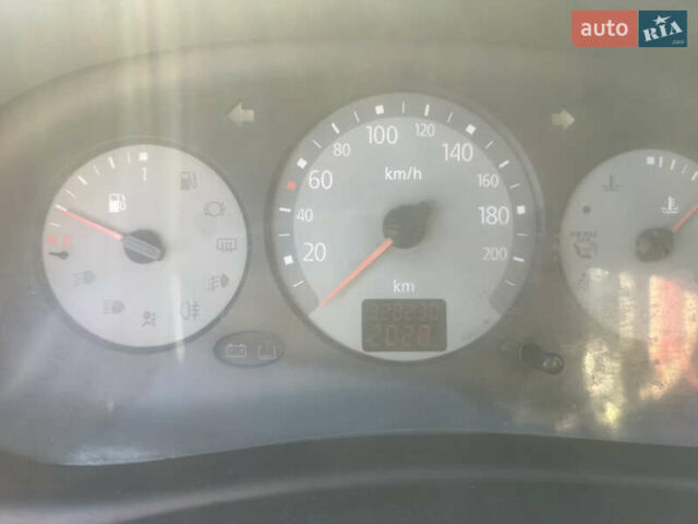 Белый Рено Clio Symbol, объемом двигателя 1.4 л и пробегом 328 тыс. км за 1800 $, фото 13 на Automoto.ua