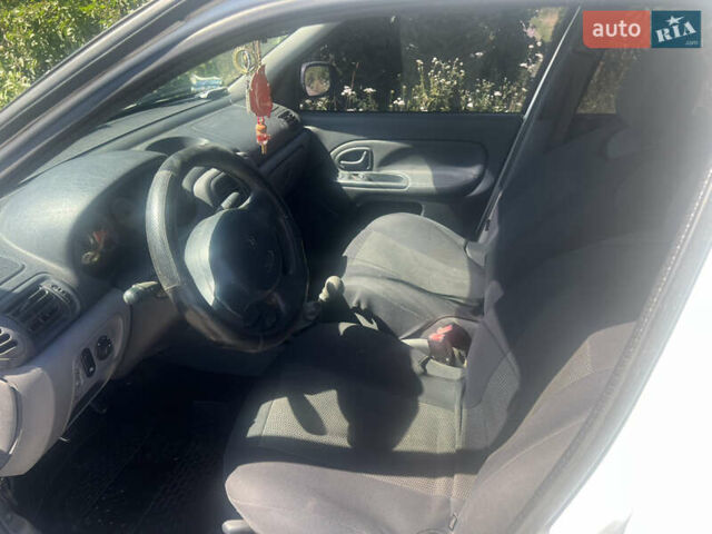 Белый Рено Clio Symbol, объемом двигателя 1.4 л и пробегом 328 тыс. км за 1800 $, фото 12 на Automoto.ua
