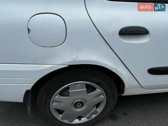 Белый Рено Clio Symbol, объемом двигателя 1.39 л и пробегом 335 тыс. км за 2300 $, фото 6 на Automoto.ua