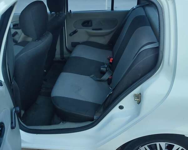 Белый Рено Clio Symbol, объемом двигателя 1.4 л и пробегом 190 тыс. км за 2100 $, фото 14 на Automoto.ua