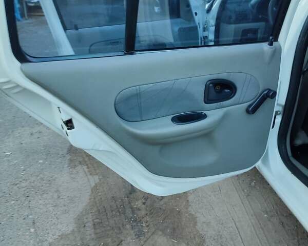 Белый Рено Clio Symbol, объемом двигателя 1.4 л и пробегом 190 тыс. км за 2100 $, фото 15 на Automoto.ua