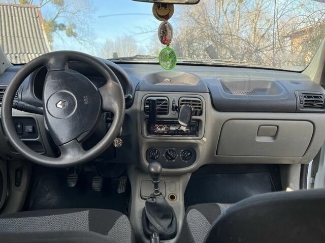 Белый Рено Clio Symbol, объемом двигателя 1.4 л и пробегом 370 тыс. км за 2200 $, фото 19 на Automoto.ua