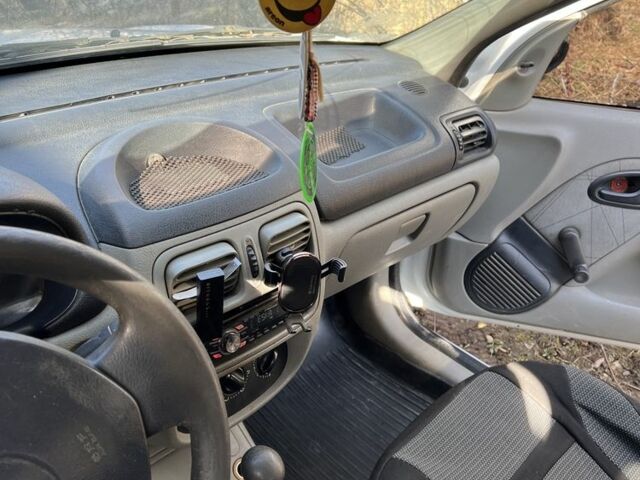 Белый Рено Clio Symbol, объемом двигателя 1.4 л и пробегом 370 тыс. км за 2200 $, фото 11 на Automoto.ua