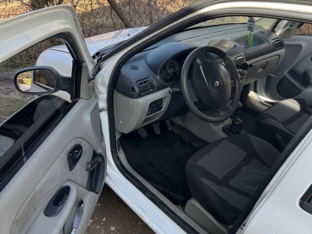 Белый Рено Clio Symbol, объемом двигателя 1.4 л и пробегом 370 тыс. км за 2200 $, фото 13 на Automoto.ua