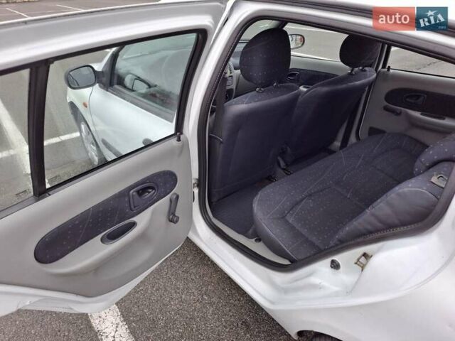 Белый Рено Clio Symbol, объемом двигателя 1.39 л и пробегом 250 тыс. км за 3100 $, фото 12 на Automoto.ua