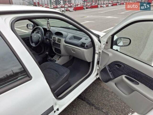 Белый Рено Clio Symbol, объемом двигателя 1.39 л и пробегом 250 тыс. км за 3100 $, фото 15 на Automoto.ua