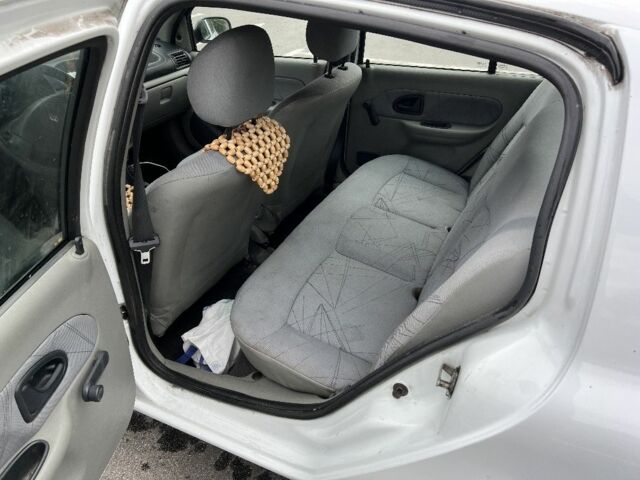 Белый Рено Clio Symbol, объемом двигателя 1.4 л и пробегом 209 тыс. км за 2650 $, фото 6 на Automoto.ua