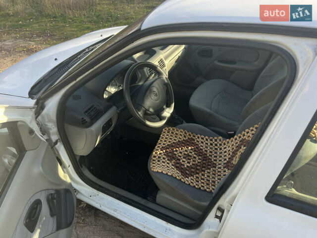 Белый Рено Clio Symbol, объемом двигателя 1.39 л и пробегом 210 тыс. км за 2399 $, фото 11 на Automoto.ua