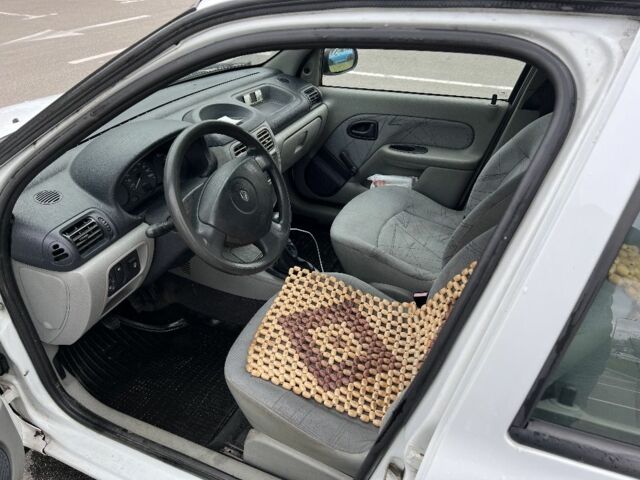 Белый Рено Clio Symbol, объемом двигателя 1.4 л и пробегом 209 тыс. км за 2650 $, фото 4 на Automoto.ua