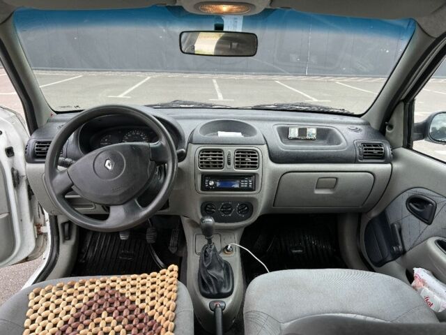 Белый Рено Clio Symbol, объемом двигателя 1.4 л и пробегом 209 тыс. км за 2650 $, фото 5 на Automoto.ua
