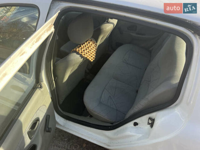 Белый Рено Clio Symbol, объемом двигателя 1.39 л и пробегом 210 тыс. км за 2399 $, фото 10 на Automoto.ua