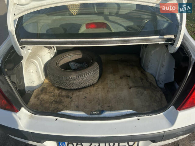 Белый Рено Clio Symbol, объемом двигателя 1.39 л и пробегом 210 тыс. км за 2399 $, фото 8 на Automoto.ua