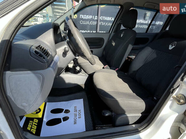 Белый Рено Clio Symbol, объемом двигателя 1.39 л и пробегом 291 тыс. км за 3999 $, фото 9 на Automoto.ua