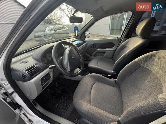 Белый Рено Clio Symbol, объемом двигателя 1.4 л и пробегом 248 тыс. км за 2500 $, фото 16 на Automoto.ua