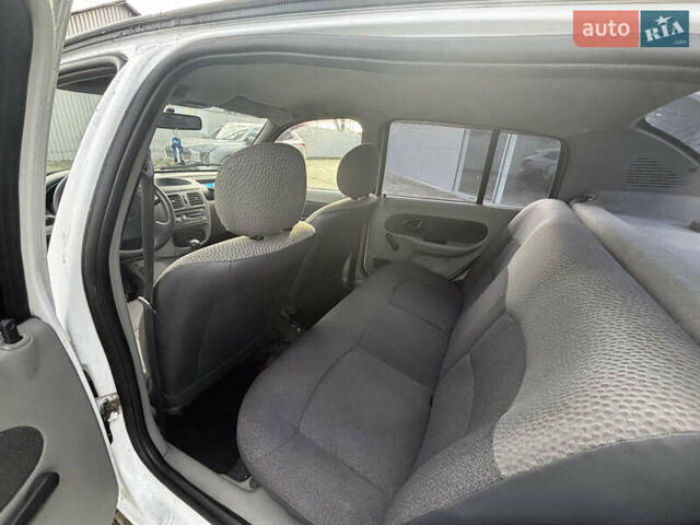 Белый Рено Clio Symbol, объемом двигателя 1.4 л и пробегом 248 тыс. км за 2500 $, фото 17 на Automoto.ua