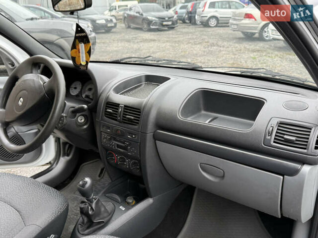 Белый Рено Clio Symbol, объемом двигателя 1.39 л и пробегом 251 тыс. км за 3100 $, фото 12 на Automoto.ua