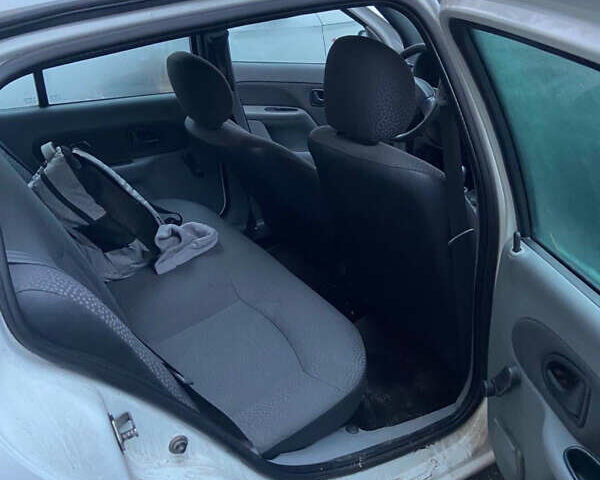 Білий Рено Clio Symbol, об'ємом двигуна 1.39 л та пробігом 266 тис. км за 3200 $, фото 3 на Automoto.ua