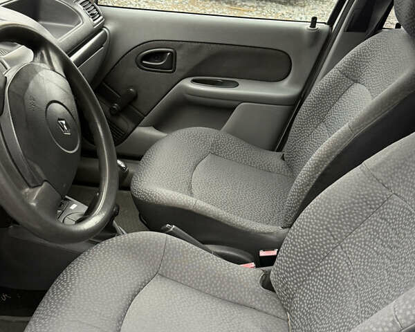 Белый Рено Clio Symbol, объемом двигателя 1.39 л и пробегом 251 тыс. км за 3100 $, фото 9 на Automoto.ua