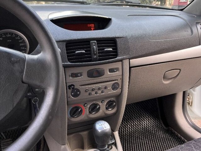 Белый Рено Clio Symbol, объемом двигателя 1.4 л и пробегом 244 тыс. км за 4400 $, фото 13 на Automoto.ua