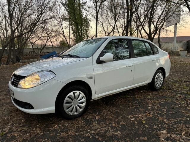 Белый Рено Clio Symbol, объемом двигателя 1.4 л и пробегом 142 тыс. км за 3800 $, фото 4 на Automoto.ua