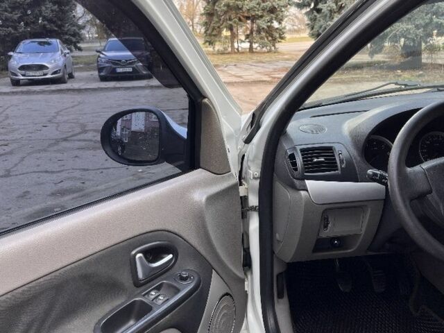Белый Рено Clio Symbol, объемом двигателя 1.4 л и пробегом 244 тыс. км за 4400 $, фото 14 на Automoto.ua