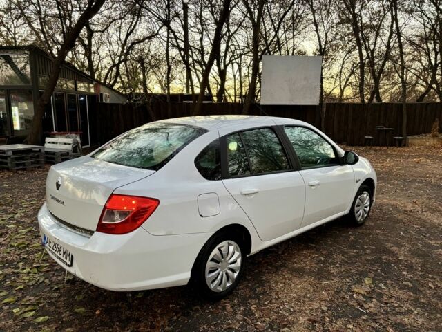 Белый Рено Clio Symbol, объемом двигателя 1.4 л и пробегом 142 тыс. км за 3800 $, фото 3 на Automoto.ua