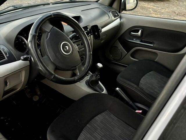 Белый Рено Clio Symbol, объемом двигателя 1.4 л и пробегом 142 тыс. км за 3800 $, фото 5 на Automoto.ua