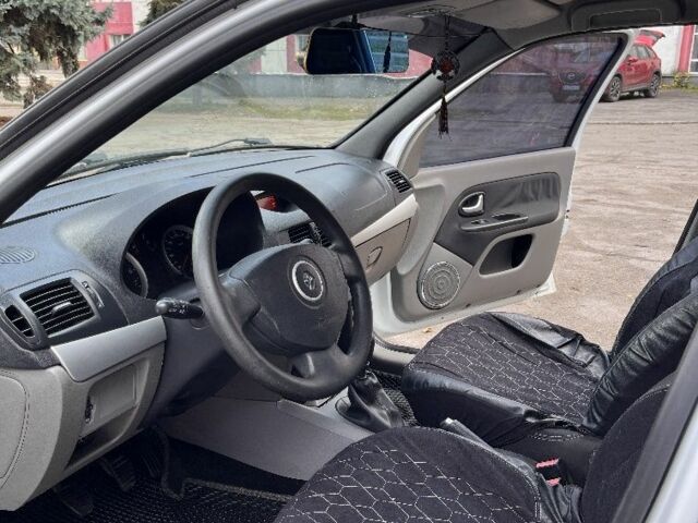 Белый Рено Clio Symbol, объемом двигателя 1.4 л и пробегом 244 тыс. км за 4400 $, фото 8 на Automoto.ua
