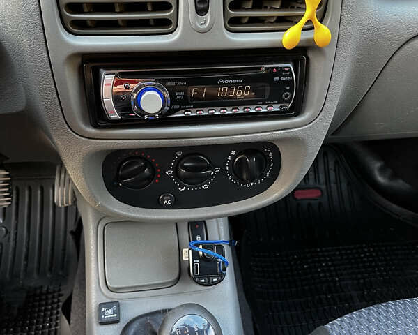 Черный Рено Clio Symbol, объемом двигателя 1.4 л и пробегом 266 тыс. км за 2800 $, фото 11 на Automoto.ua