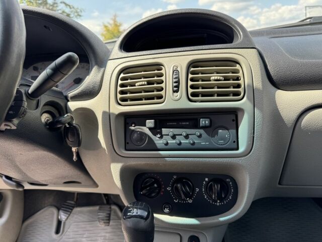 Черный Рено Clio Symbol, объемом двигателя 1.4 л и пробегом 278 тыс. км за 2900 $, фото 9 на Automoto.ua