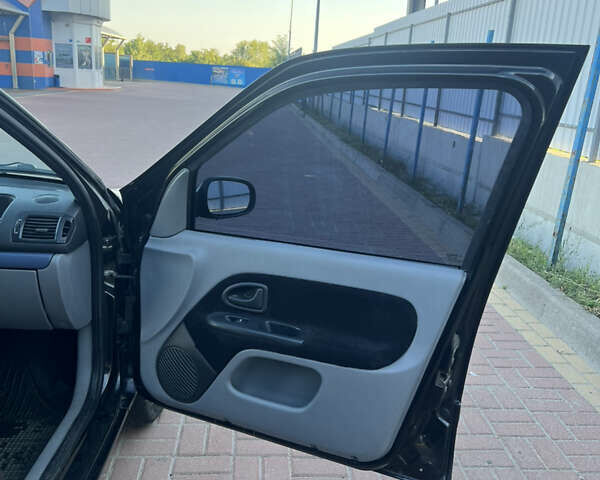 Черный Рено Clio Symbol, объемом двигателя 1.39 л и пробегом 270 тыс. км за 3400 $, фото 14 на Automoto.ua