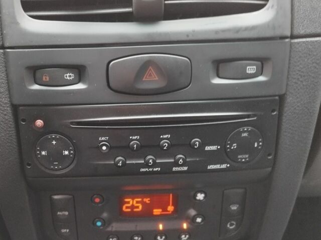 Черный Рено Clio Symbol, объемом двигателя 1.4 л и пробегом 157 тыс. км за 3000 $, фото 11 на Automoto.ua