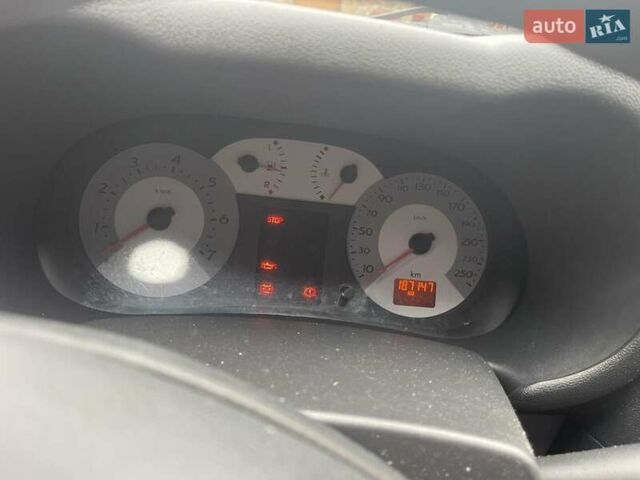 Черный Рено Clio Symbol, объемом двигателя 1.4 л и пробегом 187 тыс. км за 2700 $, фото 8 на Automoto.ua