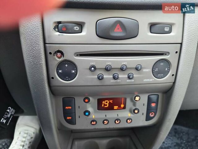 Рено Clio Symbol 2011 в Львове на Automoto.ua Черный Рено Clio Symbol, объемом двигателя 1.4 л и пробегом 122 тыс. км за 4800 $, фото 15 на Automoto.ua