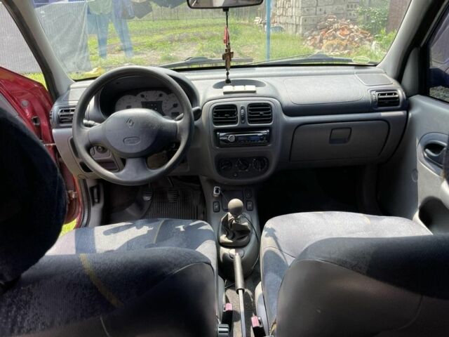 Красный Рено Clio Symbol, объемом двигателя 1.4 л и пробегом 274 тыс. км за 2700 $, фото 6 на Automoto.ua