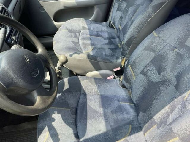 Красный Рено Clio Symbol, объемом двигателя 1.4 л и пробегом 274 тыс. км за 2700 $, фото 5 на Automoto.ua