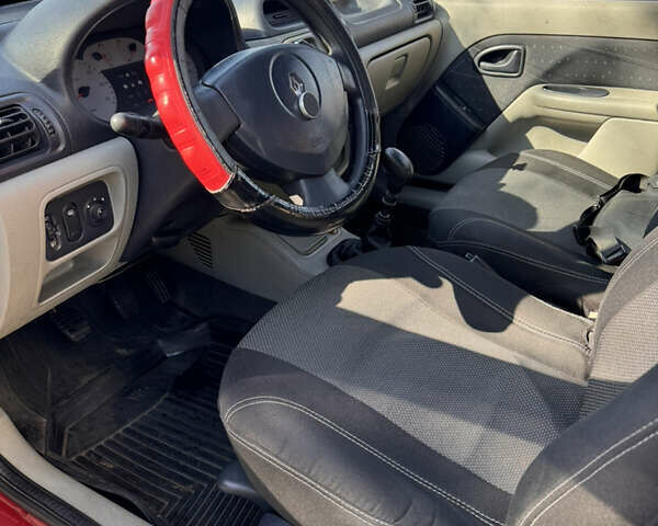 Красный Рено Clio Symbol, объемом двигателя 1.4 л и пробегом 421 тыс. км за 2777 $, фото 18 на Automoto.ua