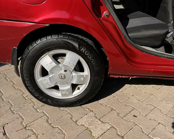 Красный Рено Clio Symbol, объемом двигателя 1.4 л и пробегом 421 тыс. км за 2777 $, фото 14 на Automoto.ua