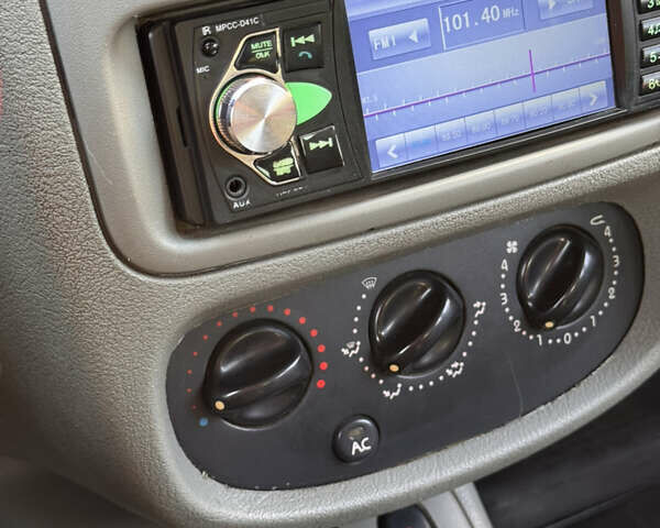 Красный Рено Clio Symbol, объемом двигателя 1.4 л и пробегом 421 тыс. км за 2777 $, фото 11 на Automoto.ua