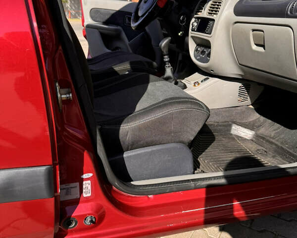 Красный Рено Clio Symbol, объемом двигателя 1.4 л и пробегом 421 тыс. км за 2777 $, фото 15 на Automoto.ua