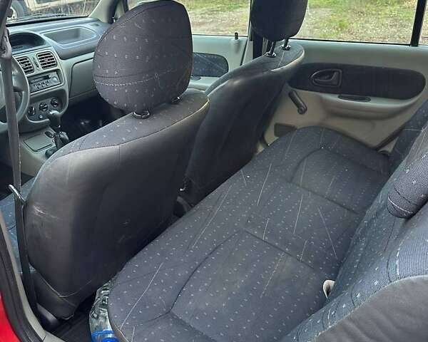 Красный Рено Clio Symbol, объемом двигателя 1.39 л и пробегом 259 тыс. км за 1799 $, фото 8 на Automoto.ua