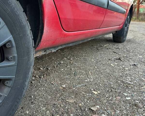 Красный Рено Clio Symbol, объемом двигателя 1.39 л и пробегом 259 тыс. км за 1799 $, фото 4 на Automoto.ua