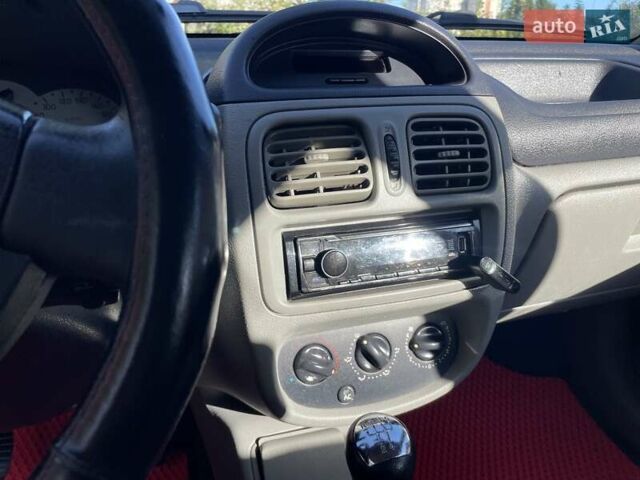 Красный Рено Clio Symbol, объемом двигателя 1.4 л и пробегом 281 тыс. км за 2650 $, фото 32 на Automoto.ua