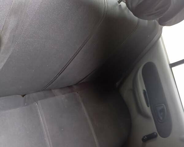 Рено Clio Symbol 2003 в Килие на Automoto.ua Красный Рено Clio Symbol, объемом двигателя 1.4 л и пробегом 400 тыс. км за 2500 $, фото 6 на Automoto.ua