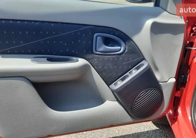 Красный Рено Clio Symbol, объемом двигателя 1.4 л и пробегом 138 тыс. км за 3600 $, фото 20 на Automoto.ua