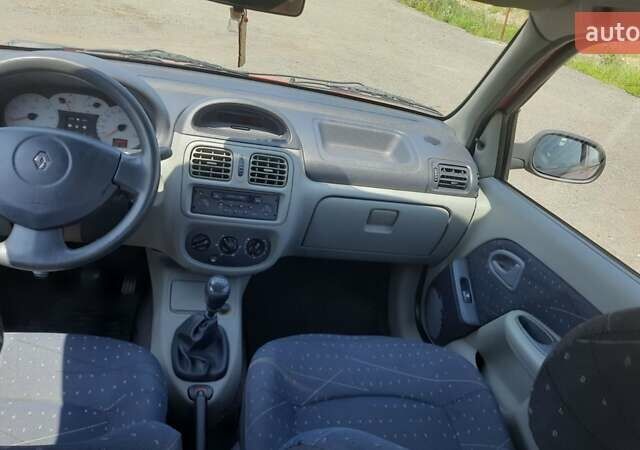 Красный Рено Clio Symbol, объемом двигателя 1.4 л и пробегом 138 тыс. км за 3600 $, фото 14 на Automoto.ua
