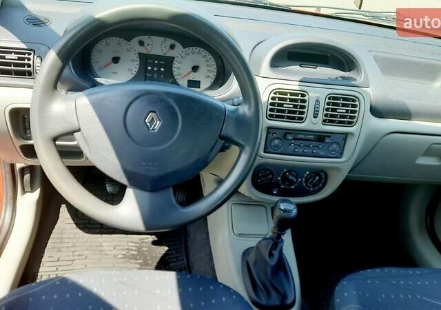 Красный Рено Clio Symbol, объемом двигателя 1.4 л и пробегом 138 тыс. км за 3600 $, фото 19 на Automoto.ua